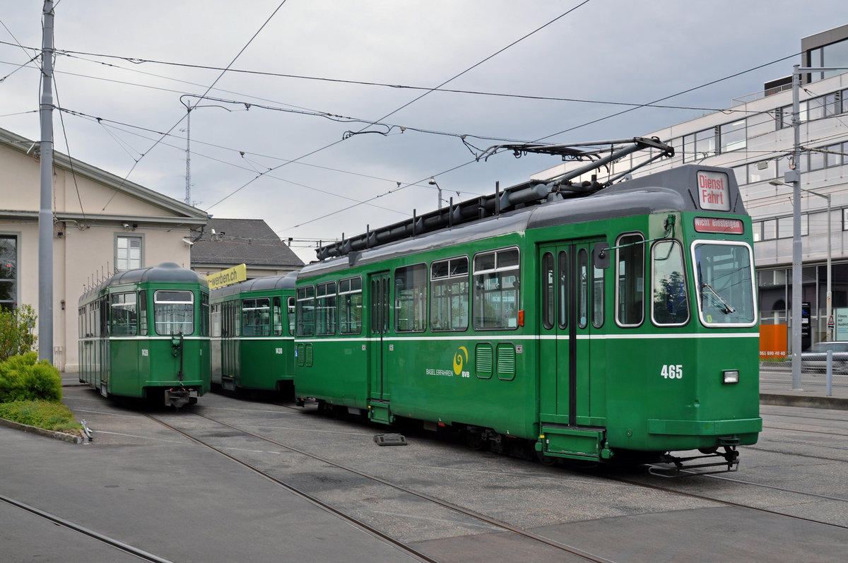 Der Hof vor dem Depot Dreispitz wird zum  Leichenplatz . Hier warten der Be 4/4 465, die B4 1430 und 1439 auf ihre Verschrottung. Die Aufnahme stammt vom 30.04.2016.