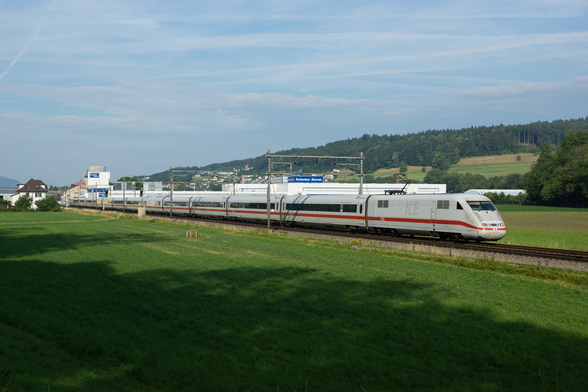 Der ICE 3 mit dem führenden 401 583-0 hat am 28.06.2014 Schönenwerd hinter sich zurückgelassen.