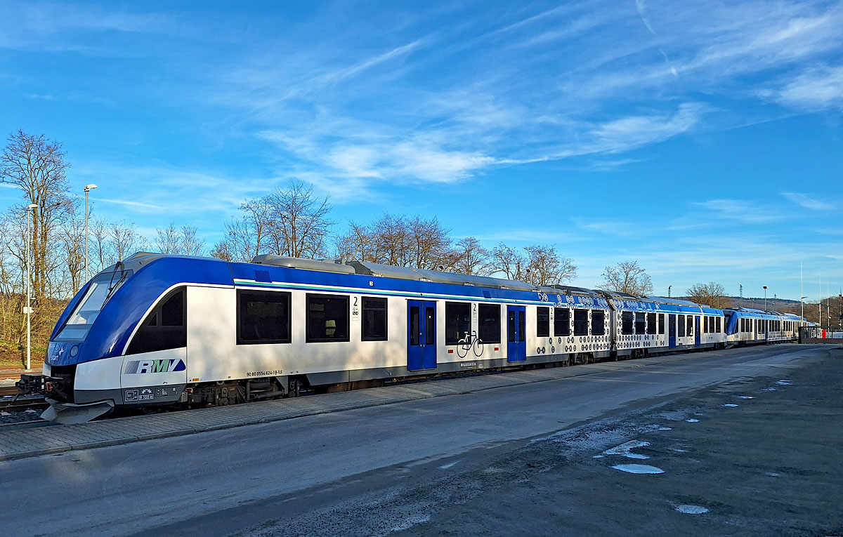 Der iLint 554 624 steht mit einem Artgenossen am 30.11.2024 abgestellt im Bahnhof Grävenwiesbach. Beide sind defekt, meistens ist es die Brennstoffzelle, die nicht recht funktioniert. Das ganze ist ein Abgesang auf die iLints auf der RB15 im Taunus, zum Fahrplanwechsel werden sie durch erheblich ältere Dieselfahrzeuge ersetzt, die dann hoffentlich einen stabileren Betrieb ermöglichen. Ob der angerichtete Schaden in Form erheblicher Vertrauensverluste in den ÖPNV damit behoben werden kann, wird die Zukunft zeigen. Das EVU Start Deutschland ist auf jeden Fall nicht für professionellen und zuverlässigen Betrieb bekannt. 