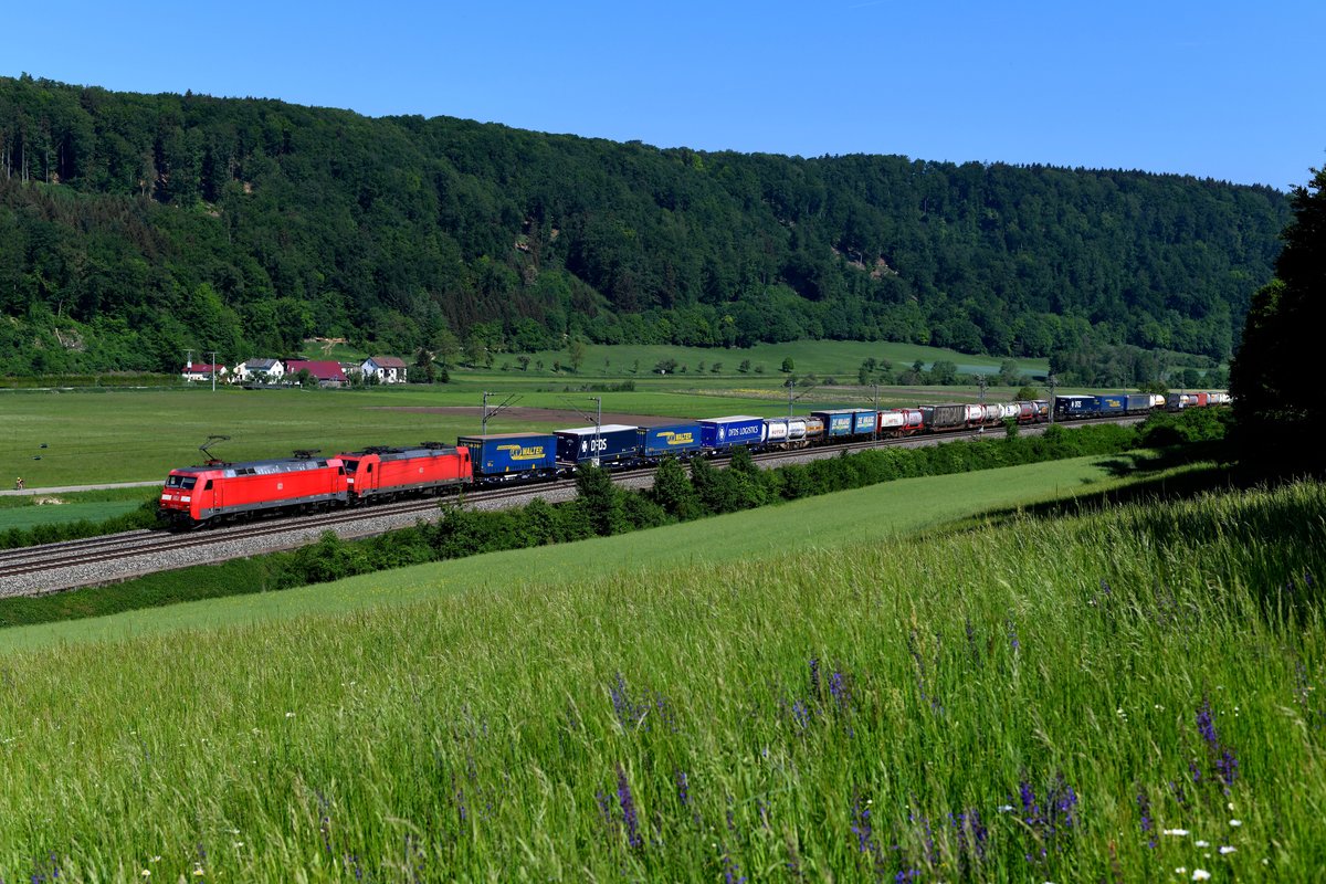 Der KTE 42542 von Verona Q. E. nach Geleen-Lutterade wurde am 13. Mai 2018 von 152 020 befördert, 185 344 lief als Wagenlok mit. Den gut ausgelasteten Zug des kombinierten Ladungsverkehres konnte ich bei Breitenfurt im Altmühltal fotografieren. 