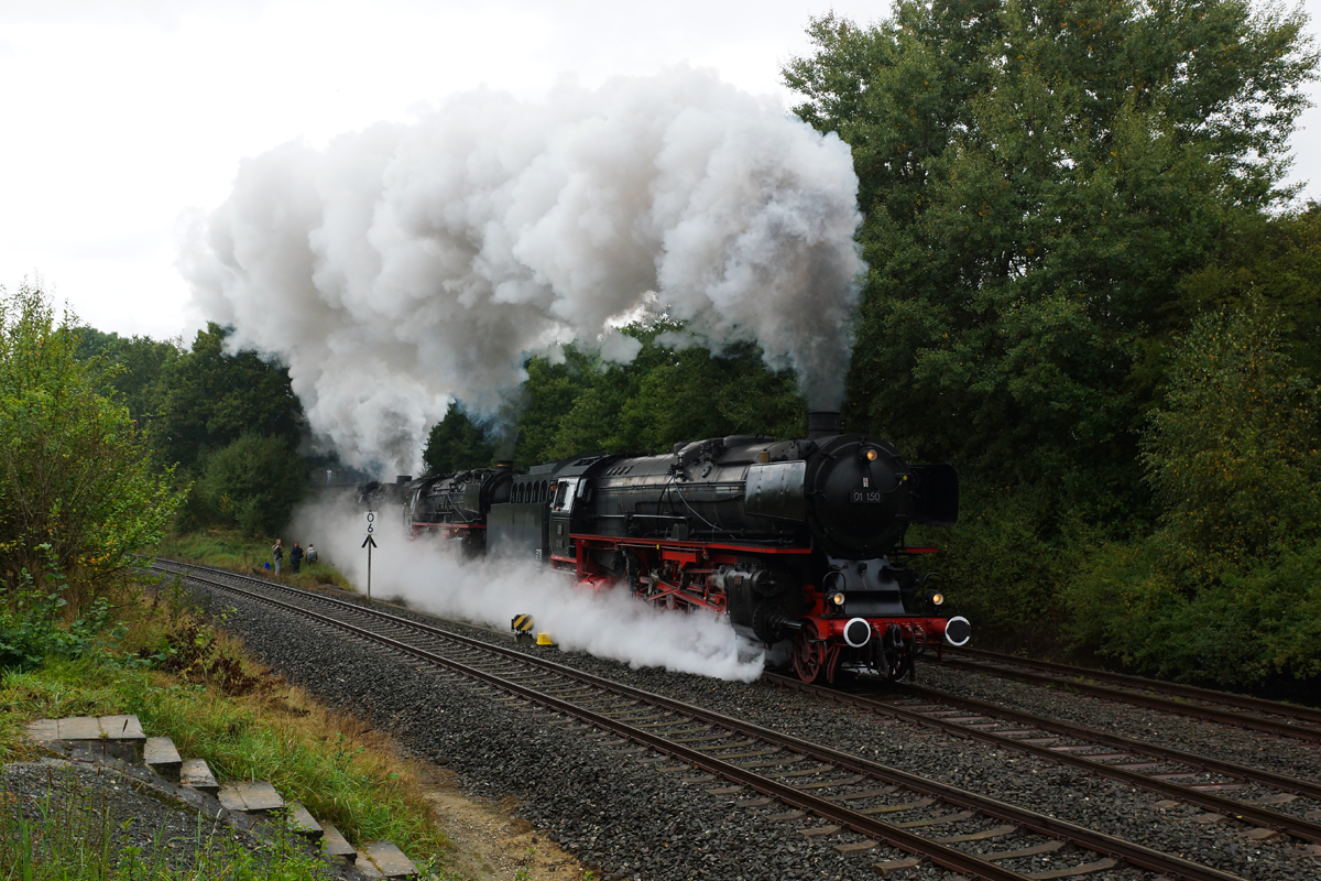 Der letzte Pendelzug des 01-Treffens wurde gleich mit drei Dampfloks der Baureihe 01 geführt: 01 150, Pacific 01 202 und 01 1075 verlassen am 21.09.2014 Neuenmarkt-Wirsberg auf dem Weg Richtung Marktschorgast.