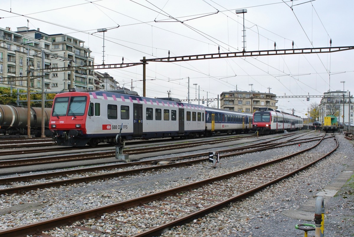 Der letzte Seehas steht noch immer gelegentlich im Einsatz. Heute stand der Pendel, mit dem Bt 50 85 29-35 973-1, als Reserve in Lausanne abgestellt, 25.11.2014.