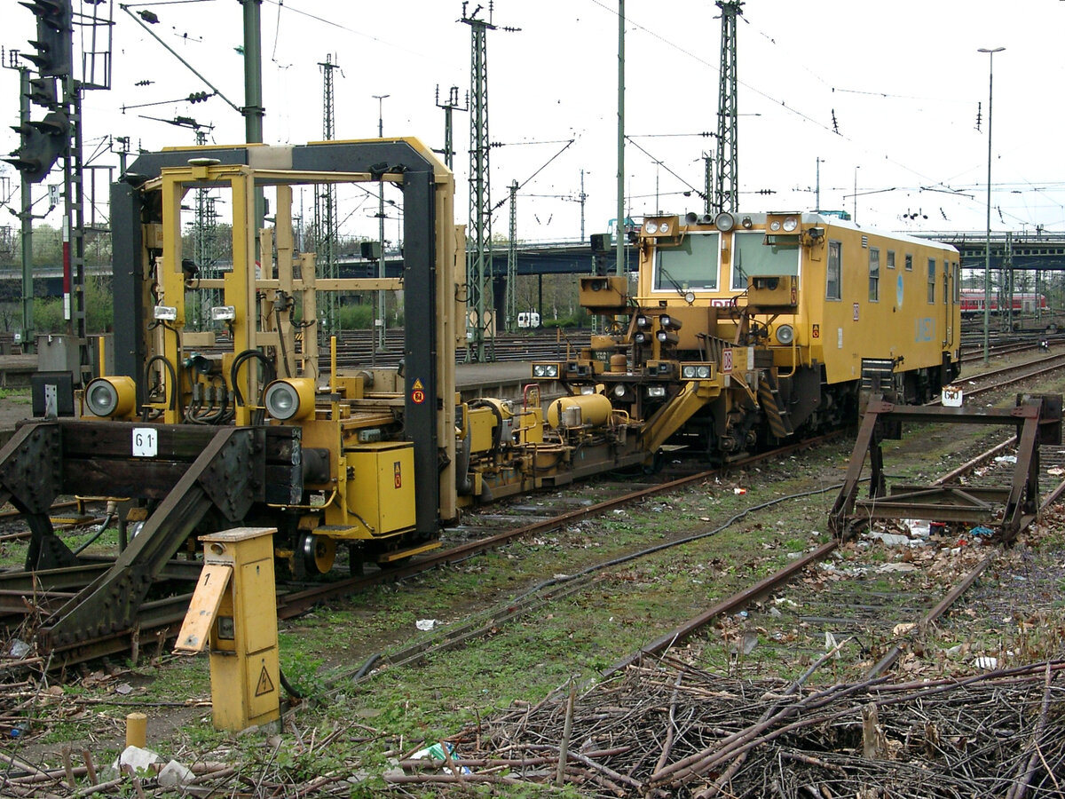 Der Lichtraumprofil-Messzug LIMEZ II von Plasser & Theurer, bestehend aus dem Messanhänger 713 001 vorne im Bild und dem eigentlichen Messfahrzeug 712 101, wurde aufgenommen am 02.04.2003 an einem Abstellgleis am westlichen Ende des Hbf. Mannheim.