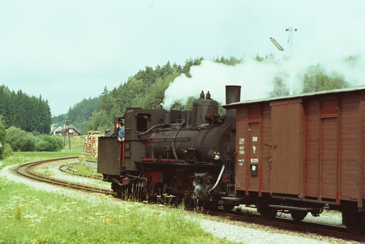 Der Lokomotivführer der Dampflok 399.03 ist hier wohl auch ein glücklicher Lokomotivführer, da es bei der Waldviertelbahn langsam zugeht...
Datum: 20.08.1984 