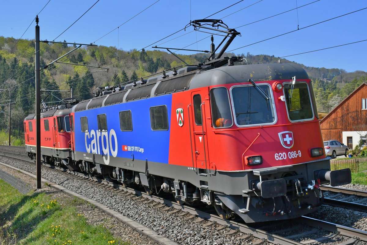 Der Lokzug zu Ostern: Nachschuss auf das Duo Re 420 325-3 mit Re 620 086-9  Hochdorf  auf dem Weg Richtung Basel am Vormittag des 12.04.2020 bei Villnachern AG.
