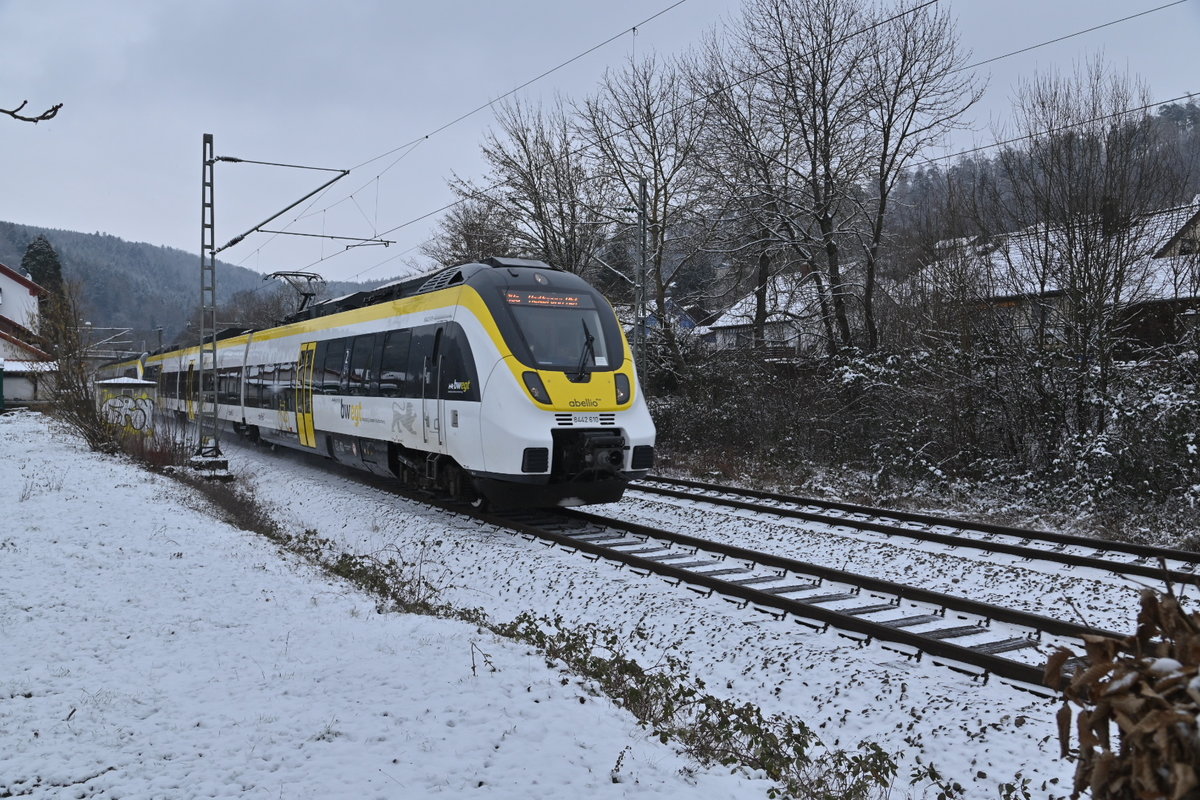 Der Mittags RE 10a nach Heilbronn Hbf bei der Durchfahrt in Neckargerach am Dienstag den 9.2.2021
Triebwagen 8442610 ist an der Zugspitze.