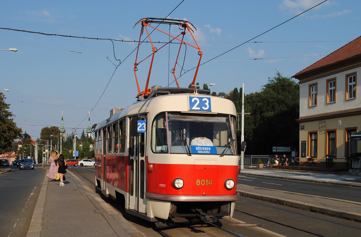 Der mittlerweile historische Triebwagen der Type T3M 8014, der 1978 durch Einbau der Thyristorsteuerung TV1 in den T3 6885 entstanden ist, als Linie 23 in der Haltestelle Malovanka.(28.08.2024)