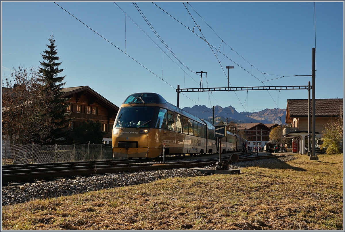 Der MOB Panoramic-Express 3118 von Montreux nach Saanenmöser beim kurzen Halt in Schönried.
29. Okt. 2016
