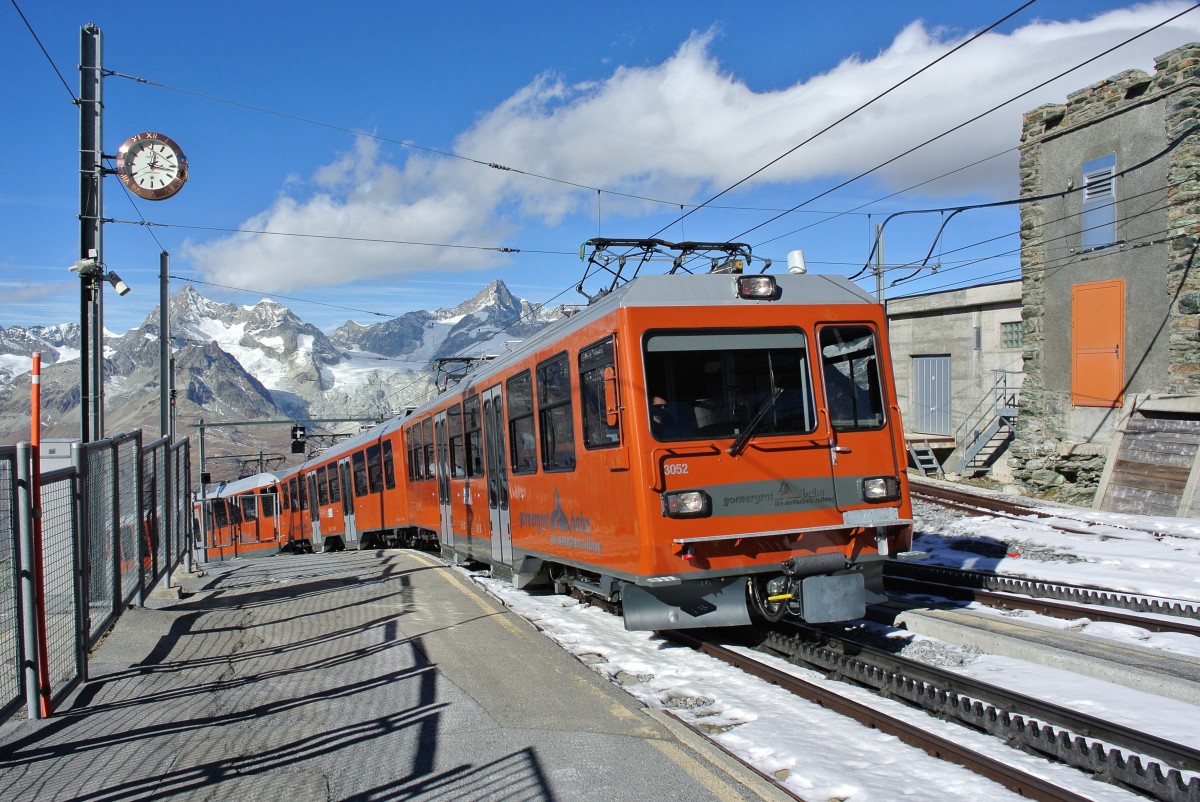 Der modernisierte Bhe 4/8 3052 und der Bhe 4/6 3081 erreichen die Bergstation Gornergrat, 03.11.2014.