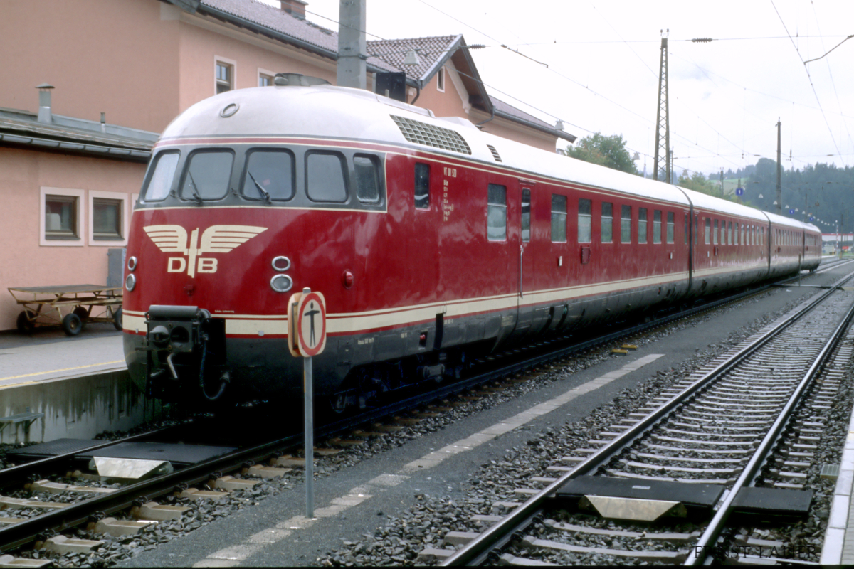 Der Museumstriebwagen 613 620 am 17.09.2000 im Bf. Saalfelden im Land Salzburg.