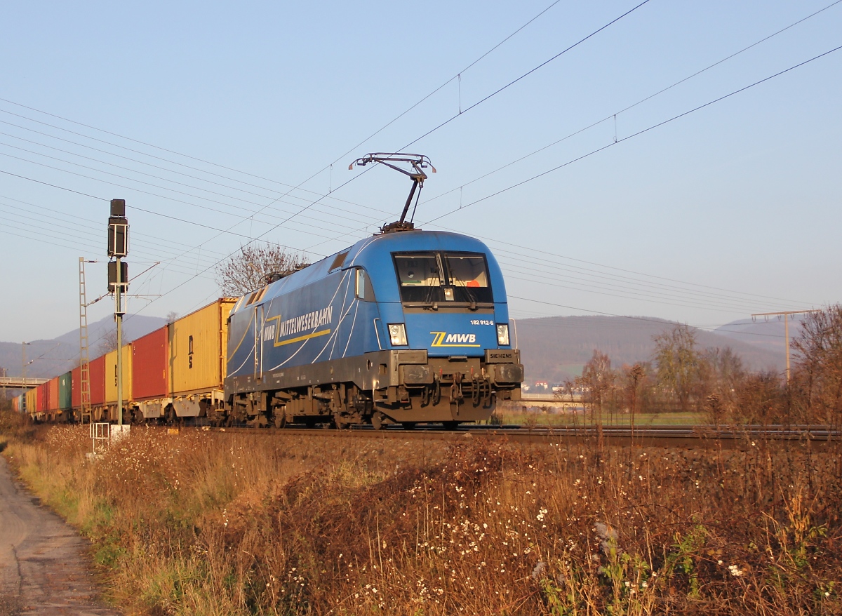 Der MWB-Taurus 182 912-6 war am 10.12.2013 mit einem Containerzug in Richtung Süden unterwegs. Aufgenommen bei Niederhone.