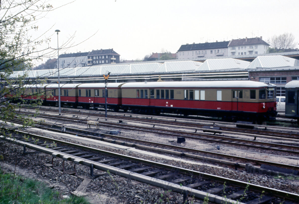 Der nach meiner Kenntnis einzige  nahezu  komplett erhaltene Berliner S-Bahn-Triebwagen der Bauart  Bernau  mit den Tfz.-Nummern 478 004 (vorne) und 478 005 stand am 17.04.1994 neben der Fahrzeughalle des S-Bahn-Bw. Berlin-Friedrichsfeld. Der Triebzug wurde in den 60er Jahren im Raw. Berlin-Schöneweide in einen  Hilfsgerätezug  umgebaut.