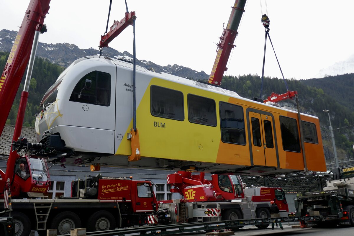 Der neue Be 4/6 101  Eiger  der am 13.5.24 in Lauterbrunnen vom Tieflader gehoben wird.