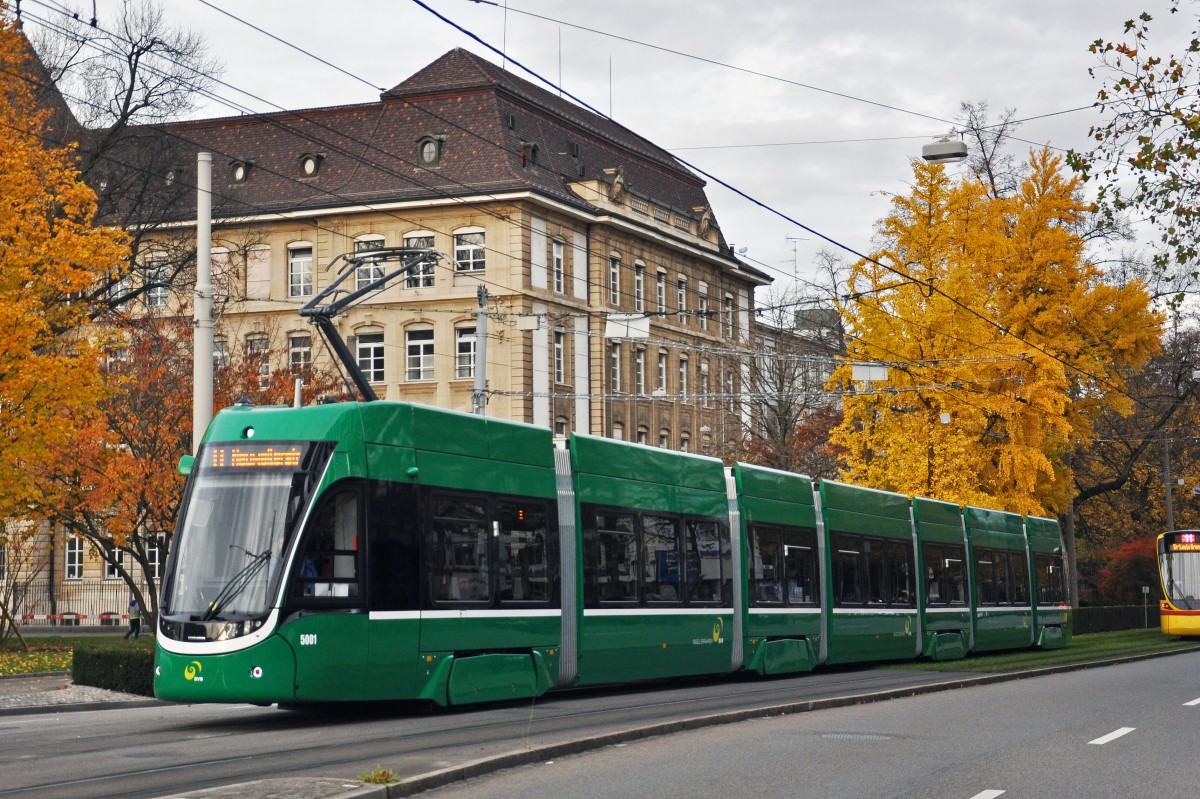 Der neue Be 6/8 Flexity 5001 auf der Linie 8 fährt zur Haltestelle am Bahnhof SBB. Die Aufnahme stammt vom 19.11.2014.