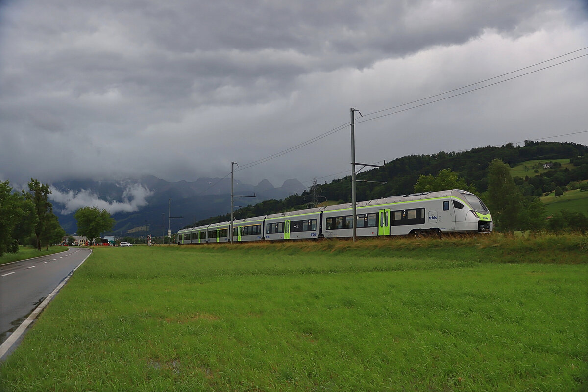 Der neue BLS Flirt 528 103 kommt zurück von der zeitweiligen Endstation Burgistein auf der Gürbetallinie (Weiterfahrt wegen Erdrutsch gesperrt). Ein Teil der BLS NPZ-Dienste der Berner S-Bahn S4 ist durch diese neuen Züge ersetzt worden. 29.Juni 2021 