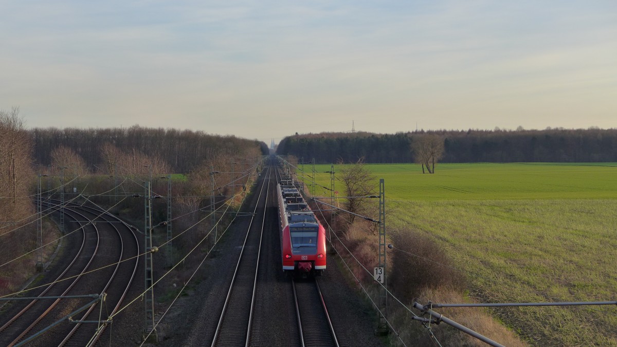 Der neue hat seinen nächsten Halt schon in Sichtweite. RE 6a (Düsseldorf Hbf - Köln/Bonn Flughafen) kurz nach Köln Worringen.