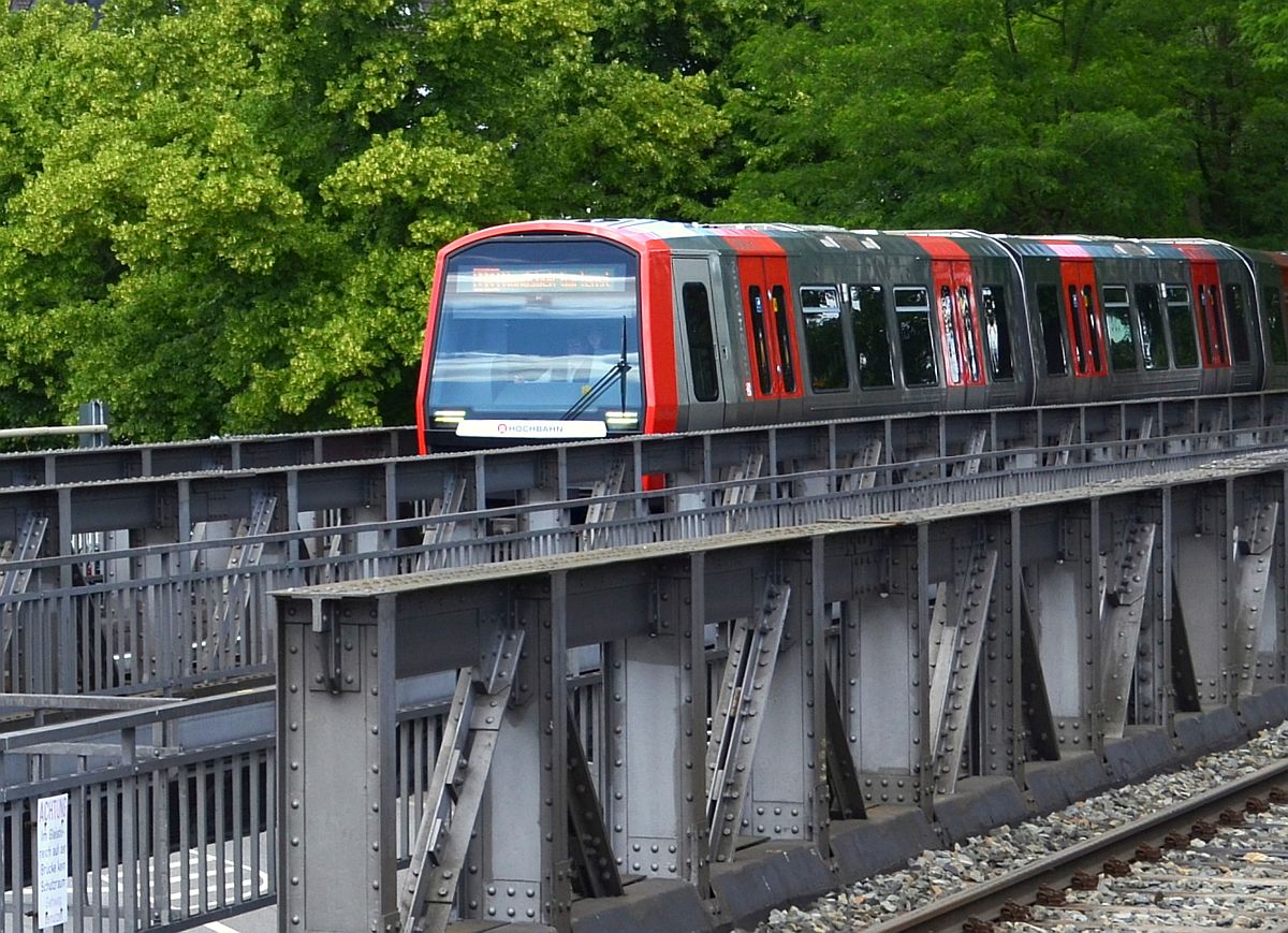 Der Neue kommt: Zug der Hamburger U-Bahn-Baureihe DT5 vor der Einfahrt in die Staion  Kellinghusenstraße . 15.6.2014