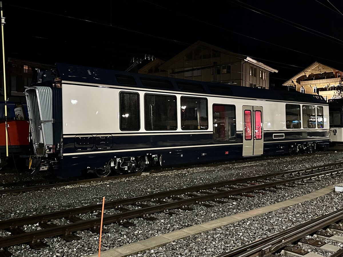 Der neue Niederflurwagen 271-0 für die GPX Komp am 24.11.23 beim Bahnhof Zweisimmen.