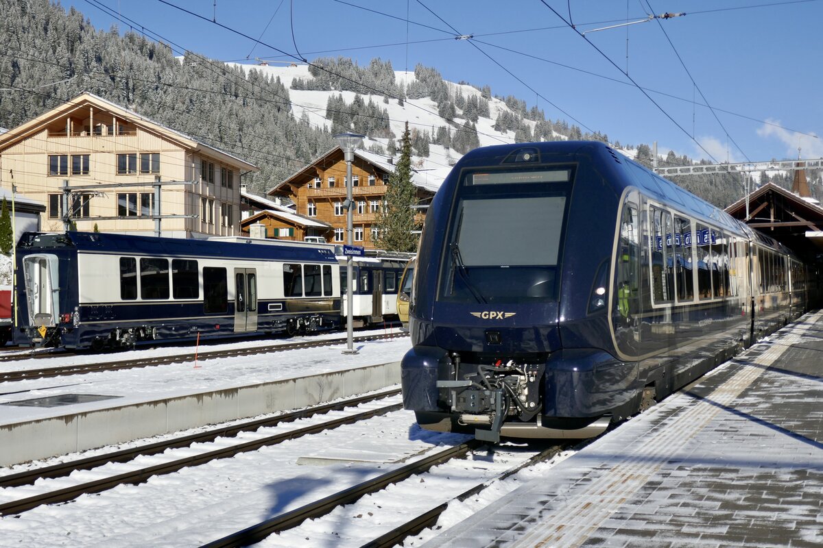 Der neue Niederflurwagen 271-0 mit der GPX Komp 2  Interlaken  die zuvor eine Störung hatte und im Gleis 5 blieb.