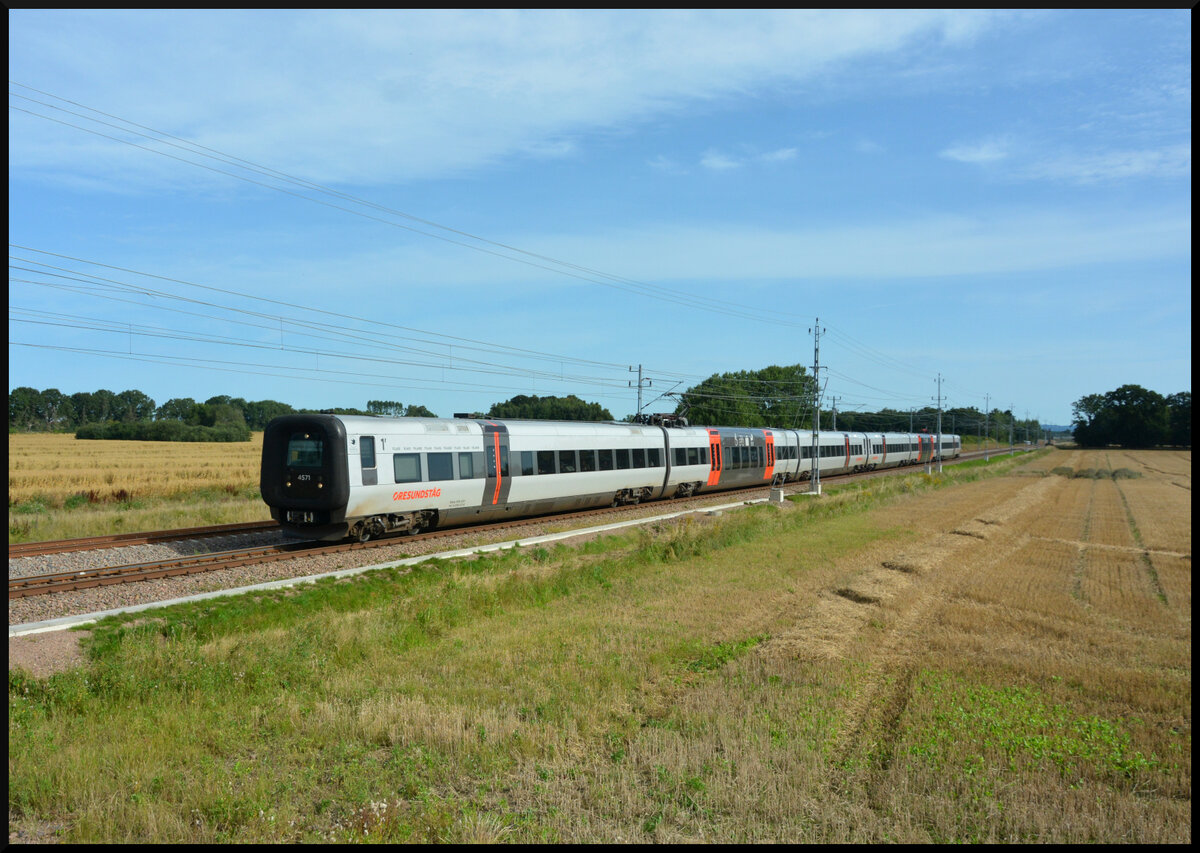 Der Öresundståg X31K/ET 4571 ist am 13.08.2024 südlich von Ängelholm auf dem Weg von Göteborg nach Kopenhagen. 