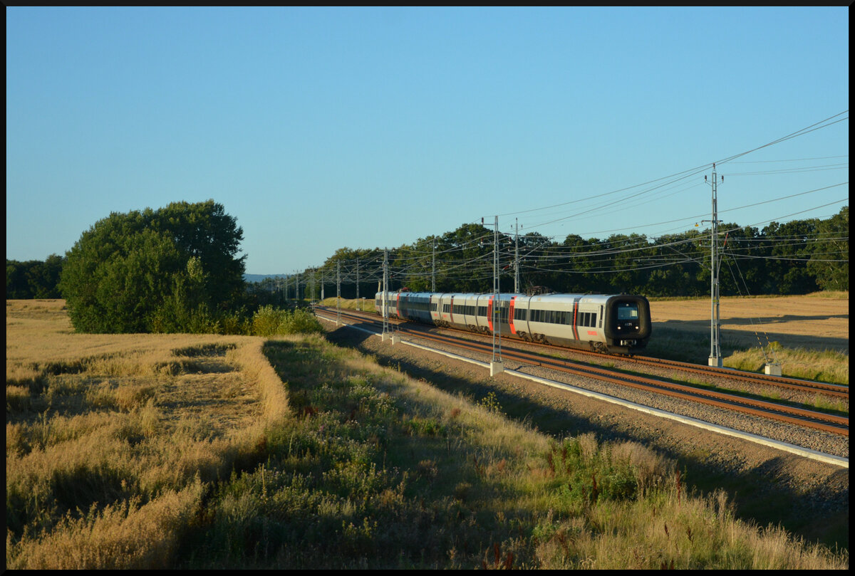 Der Öresundståg X31K/ET 4571 ist am Abend des 12.08.2024 südlich von Ängelholm auf dem Weg von Göteborg nach Kopenhagen. 