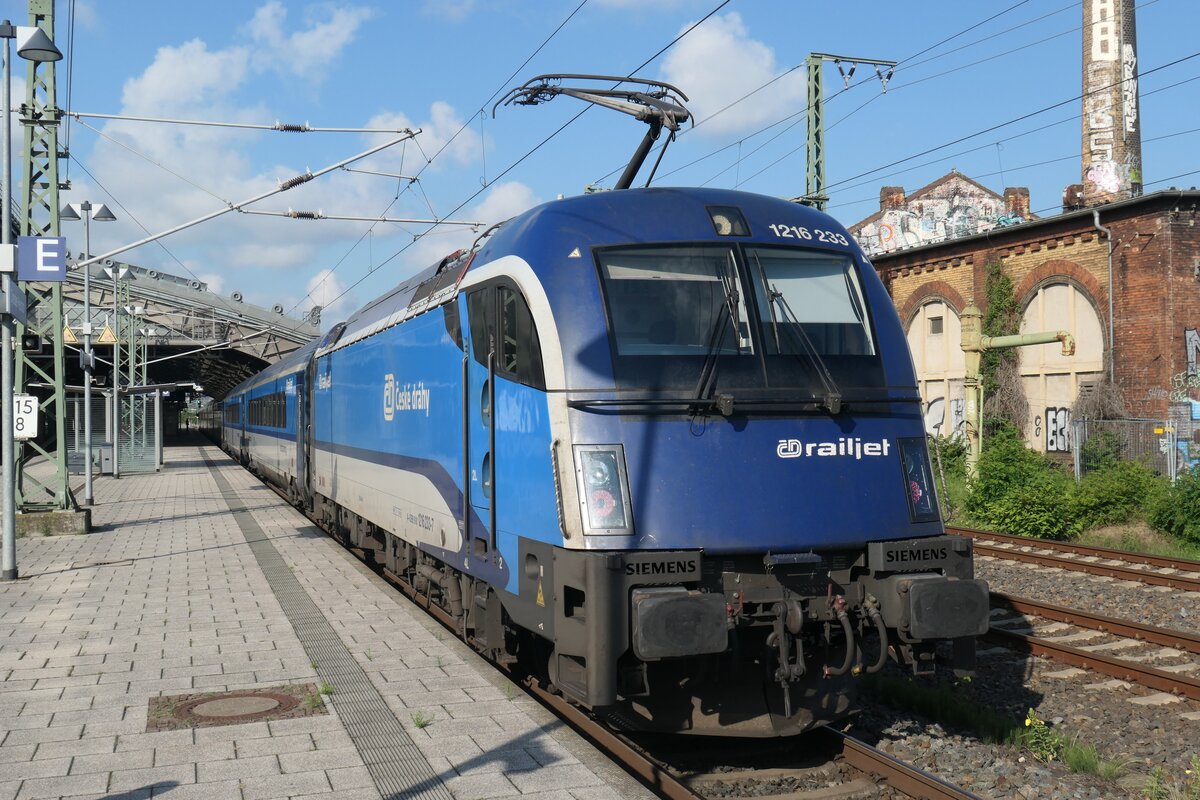 Der Railjet nach Graz ist am 06.06.24 mit dem Taurus I 1216 233 bespannt. Das war der letzte Tag vor der Vollsperrung des Dresdner Hauptbahnhofes, wo er auch noch seine Originalroute fahren konnte. 