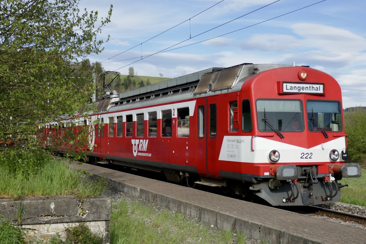 Der RBDe 566 I 222 des VPM am 27.4.24 im ehemaligen Bahnhof von Gondiswil.