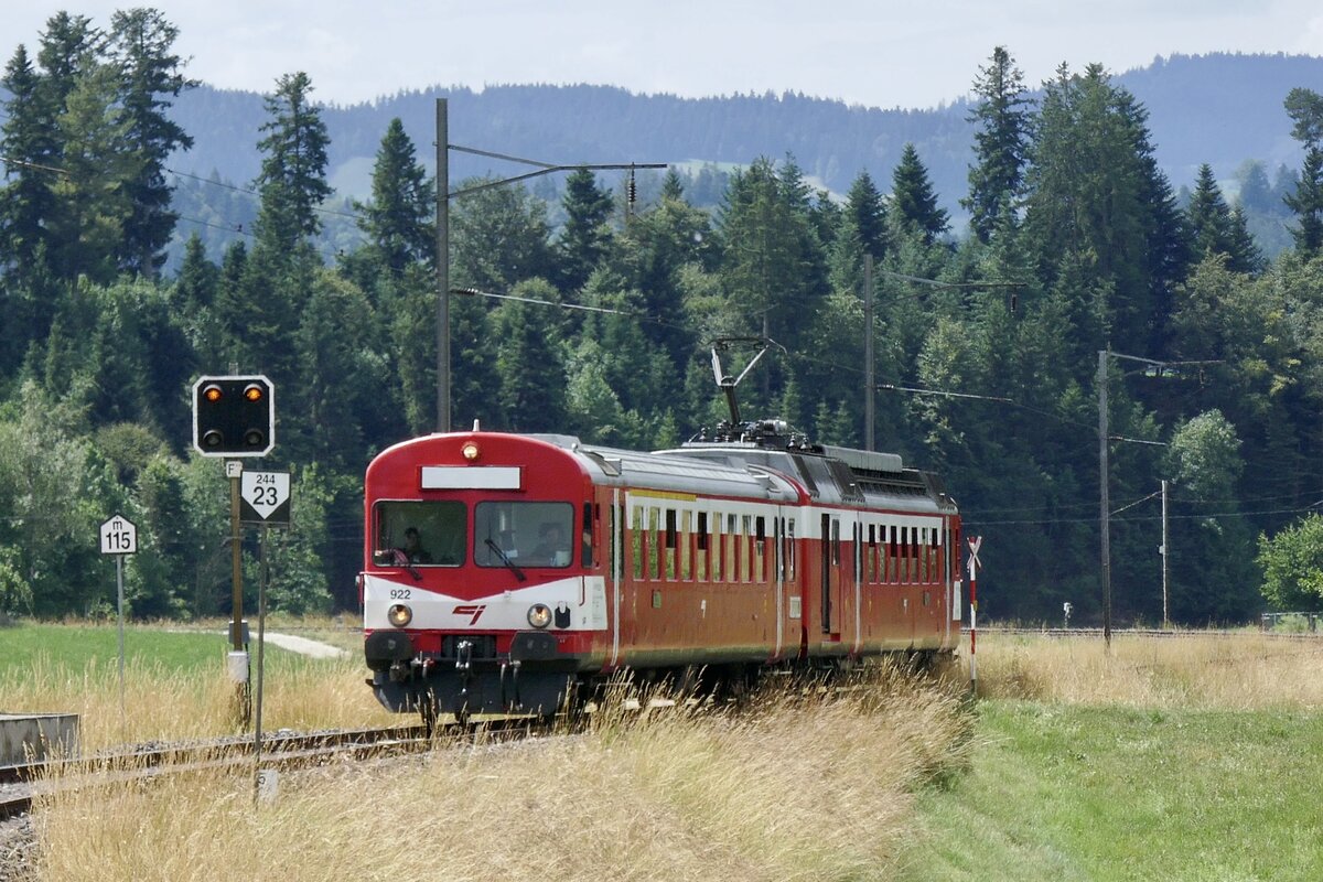 Der RBDe 566 I mit ABt 922 auf der Emmentalbahn Richtung Huttwil am 1.7.23 kurz vor der Einfahrt in Gammenthal.