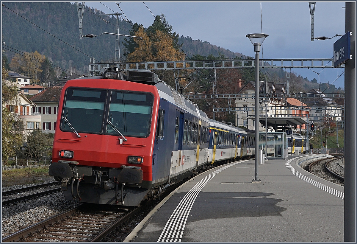 Der RE 18123 von Frasne nach Neuchâtel beim Halt in Travers.

23. Nov. 2019