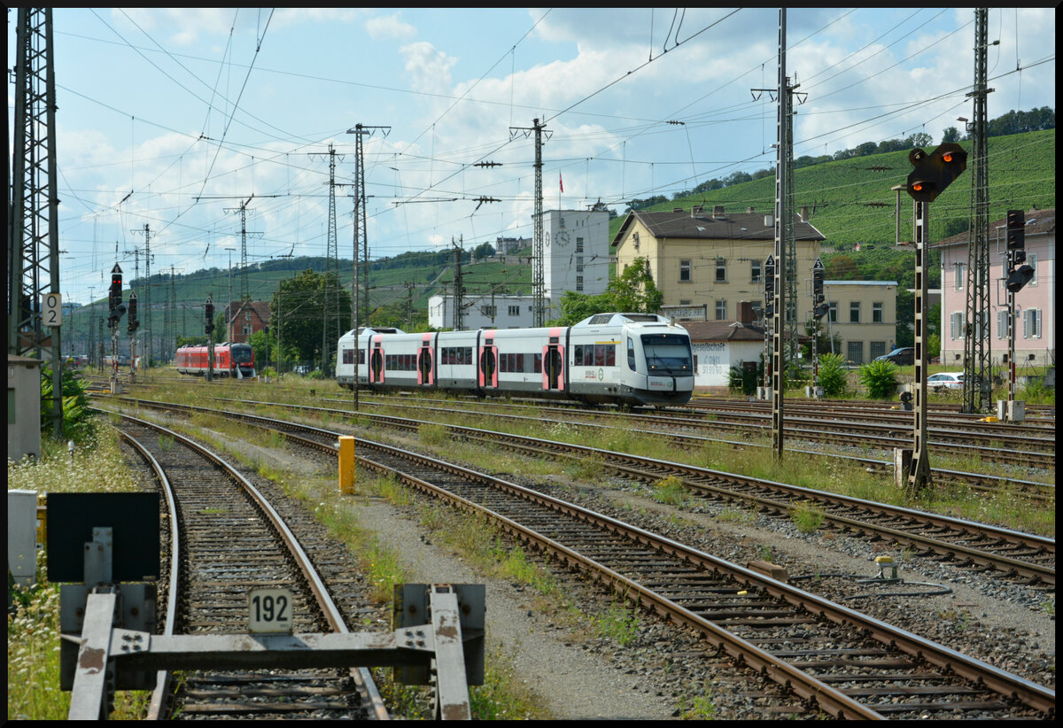 Der RegioBahn VT 104 (95 80 0 609 104-4 D-Regio) macht am heißen 02.08.2024 auf einer Überführungsfahrt Pause in Würzburg Hbf. Es scheint die Klimaanlage defekt zu sein, was die offenstehenden Türen vermuten lassen.