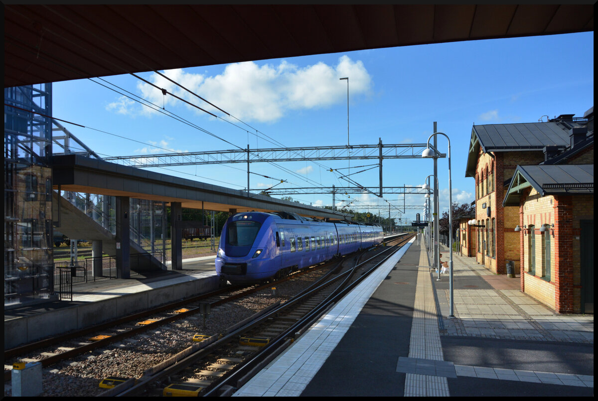 Der Regionalzug Skånetrafiken X61 083 aus Förslöv hält am 11.08.2024 im Bahnhof Ängelholm. Anschließend setzt er seine Fahrt nach Helsingborg C fort.