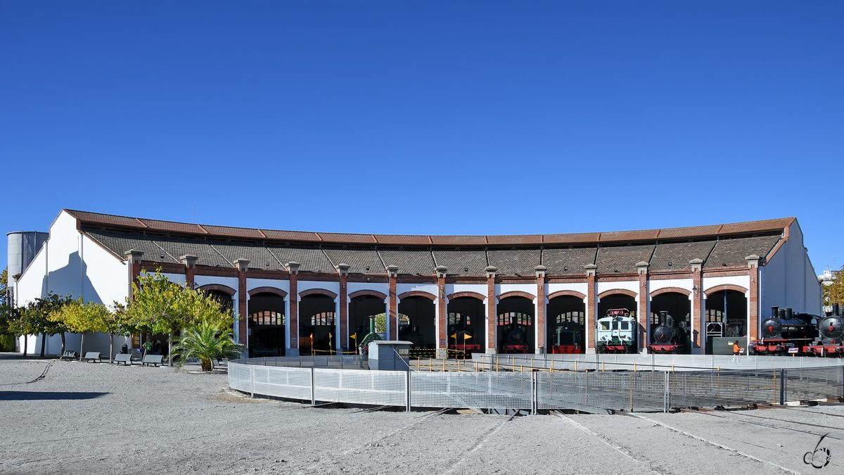 Der Ringlokschuppen des Eisenbahnmuseums von Katalonien in Vilanova i la Geltrú verspricht viele interessante Entdeckungen. (November 2022)