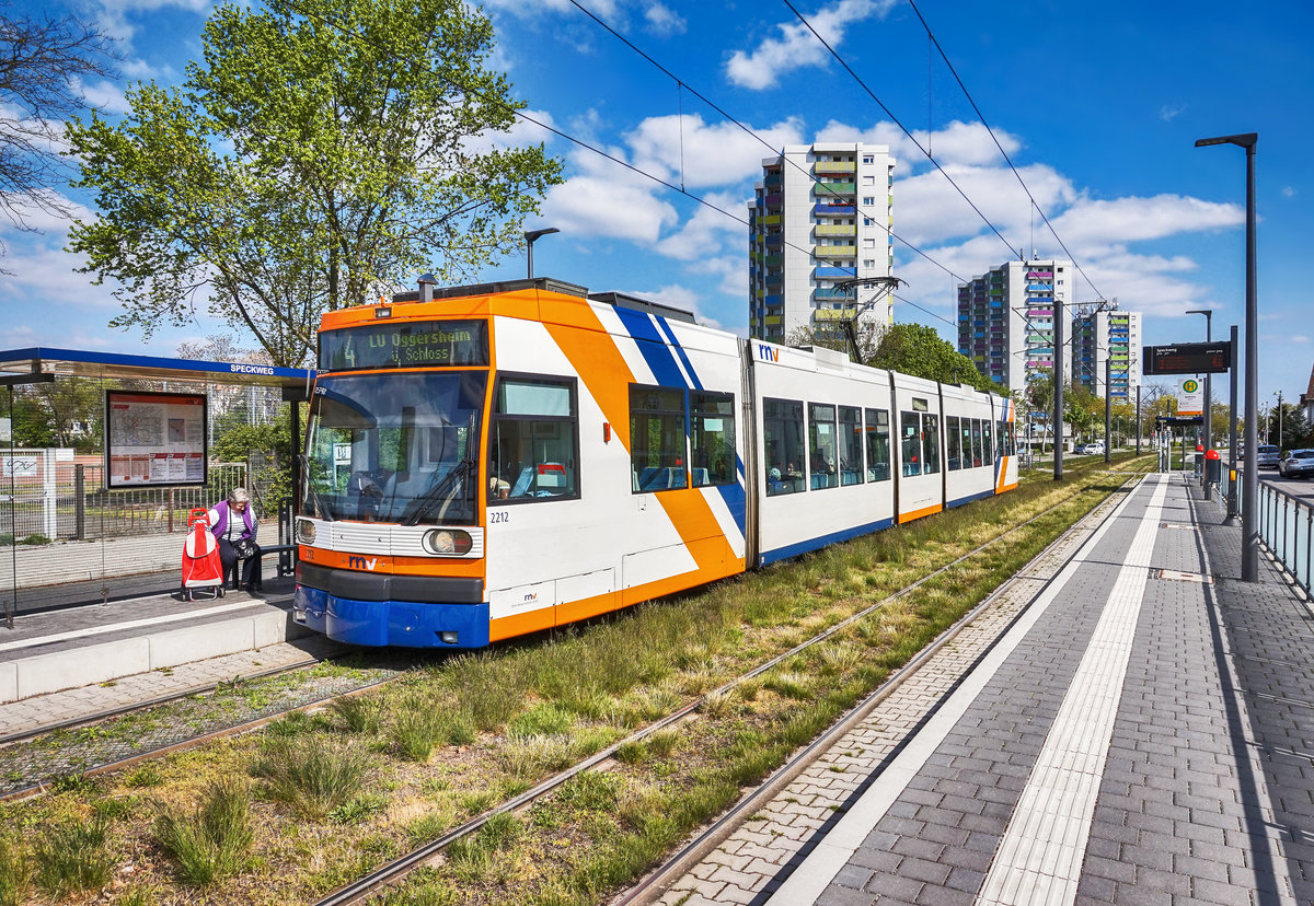 Der rnv-Tramwagen 2212, hält am 20.4.2017, in der Haltestelle Käfertal, Speckweg.
Unterwegs war die Garnitur auf der Linie 4 (Waldhof, Waldfriedhof - Mannheim, Paradeplatz - Oggersheim, Endstelle).