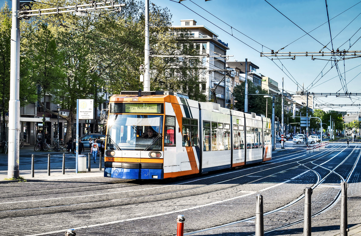 Der rnv-Tramwagen 4150, hält als Linie 5A (Heddesheim, Bahnhof (RNV) - Käfertal, Bahnhof - Mannheim, Hauptbahnhof), in der Endhaltestelle Mannheim, Hauptbahnhof.
Aufgenommen am 19.4.2019.