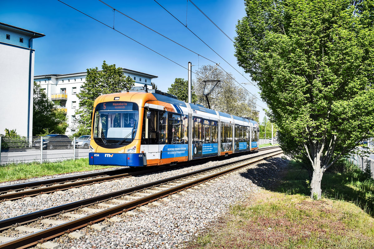 Der rnv-Tramwagen 4154, fährt als Linie 5 (Weinheim, Händelstraße - Mannheim - Heidelberg - Weinheim, Alter OEG-Bahnhof), nahe der Haltestelle Viernheim, Tivoli (RNZ) vorüber.
Aufgenommen am 20.4.2019.