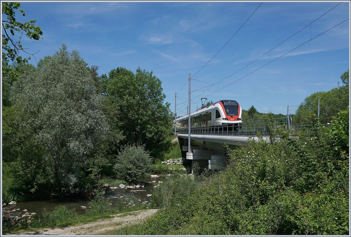 Der SBB RABe 522 209 überquert als RE 18177 von Meroux nach Biel/Bienne die 47 Meter lange Bourbeuse Brücke bei Bourogne und erreicht in kürze den Halt Morvillars.

1. Juni 2019