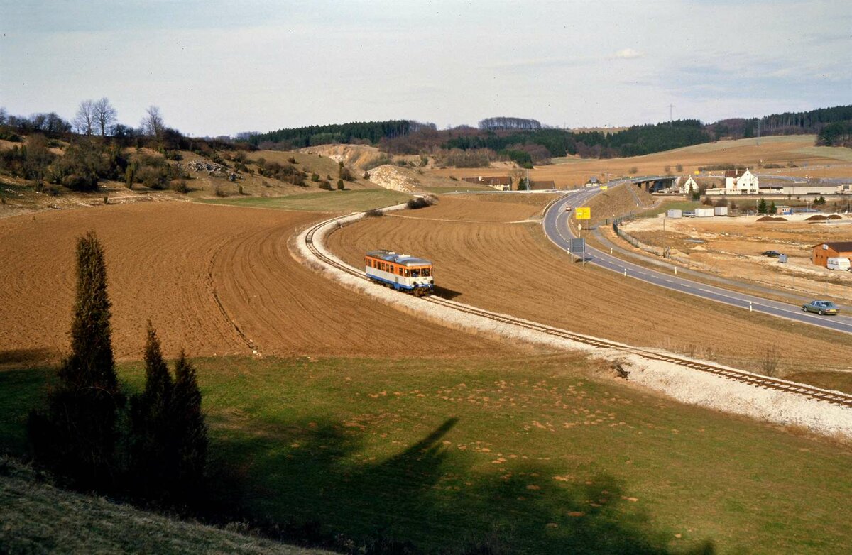 Der Schienenbus (WEG T 30 und T 31) der WEG-Nebenbahn Amstetten-Laichingen erreicht die Ebene nach Amstetten, 01.04.1985