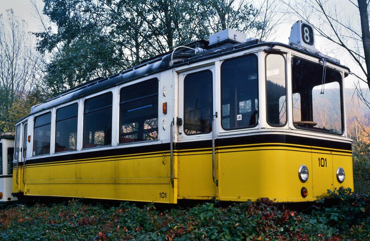 Der sich selbst überlassene TW 101 der Stuttgarter Zahnradbahn auf dem Areal des früheren Bahnhofs Schönau der schon eingestellten DB-Bahnstrecke Neckarsteinach-Schönau. Das Foto entstand im Herbst 1984.