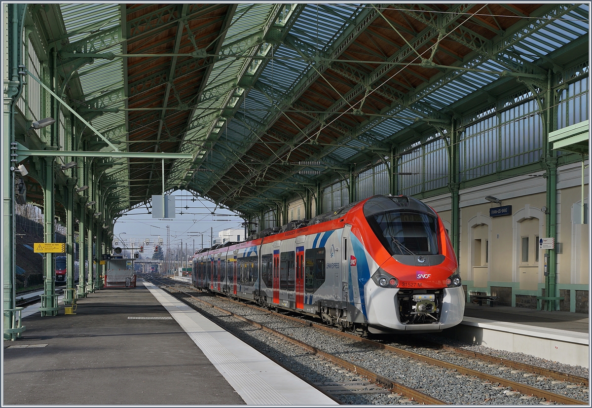 Der SNCF Z 31 527 M ist von Coppet in Evian les Bains eingetroffen und nun in der herrlichen Bahnhofshalle von Evian von unzähligen Nieten umgeben, ein herrlicher Kontrast zu den Stationen der Kernstrecke des Léman Express, der CEVA. 

8. Februar 2020