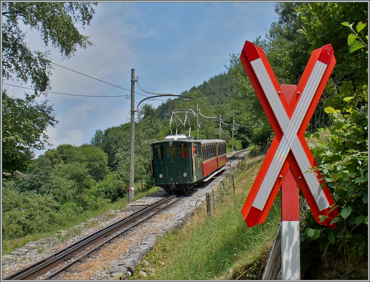 Der SPB Zug 663 hat soeben de Wanderweg von Wilderswil nach Zweilütschinen gekreuzt. hier geht es schon ziemlich steil bergan um dann guten Dreiviertel Stunde die Gipfelstation (1987 müM) zu erreichen.
12. Juli 2015