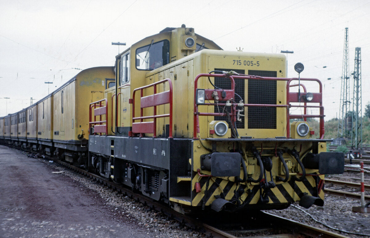 Der Speno-Schienenschleifzug mit 715 005 am vorderen Ende  am 13.08.1990 auf dem Abstellgelände zwischen Hbf. und Bw Heidelberg. Am anderen Ende des Zuges stand 715 004.