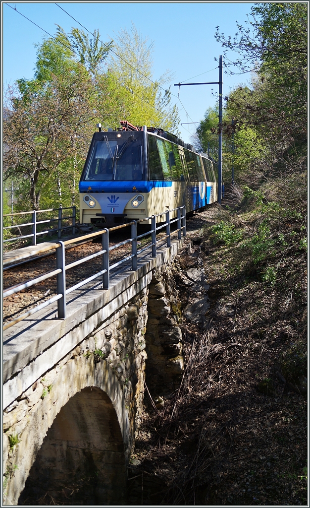 Der SSIF Treno Panoramico D 40 P von Locarno nach Domossola zwischen Marone und Verigo. 
15. April 2014
 