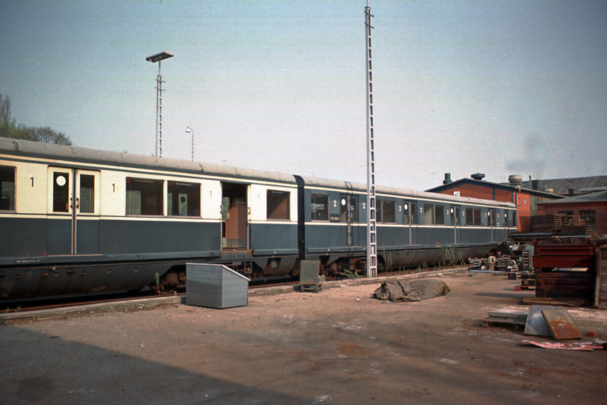 Der Stromschienenenteisungszug der Hamburger S-Bahn 730 002 am 30.04.1980 im GSB-Bw. Hamburg-Ohlsdorf.