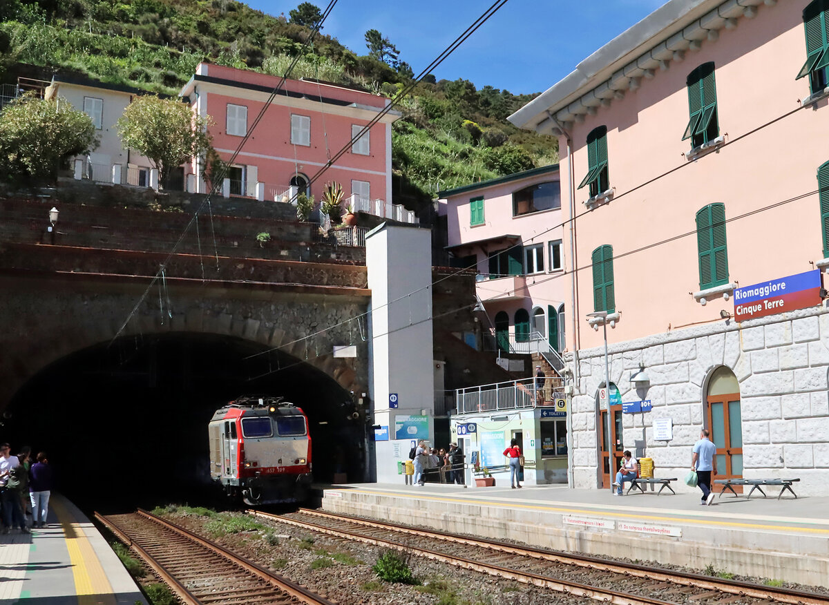 Der südlichste Bahnhof in der Cinque Terre: Riomaggiore. Hier verlässt ein südwärts fahrender Güterzug den Tunnel Seite Manarola und durchfährt den Bahnhof. Riomaggiore, 26.4.2023