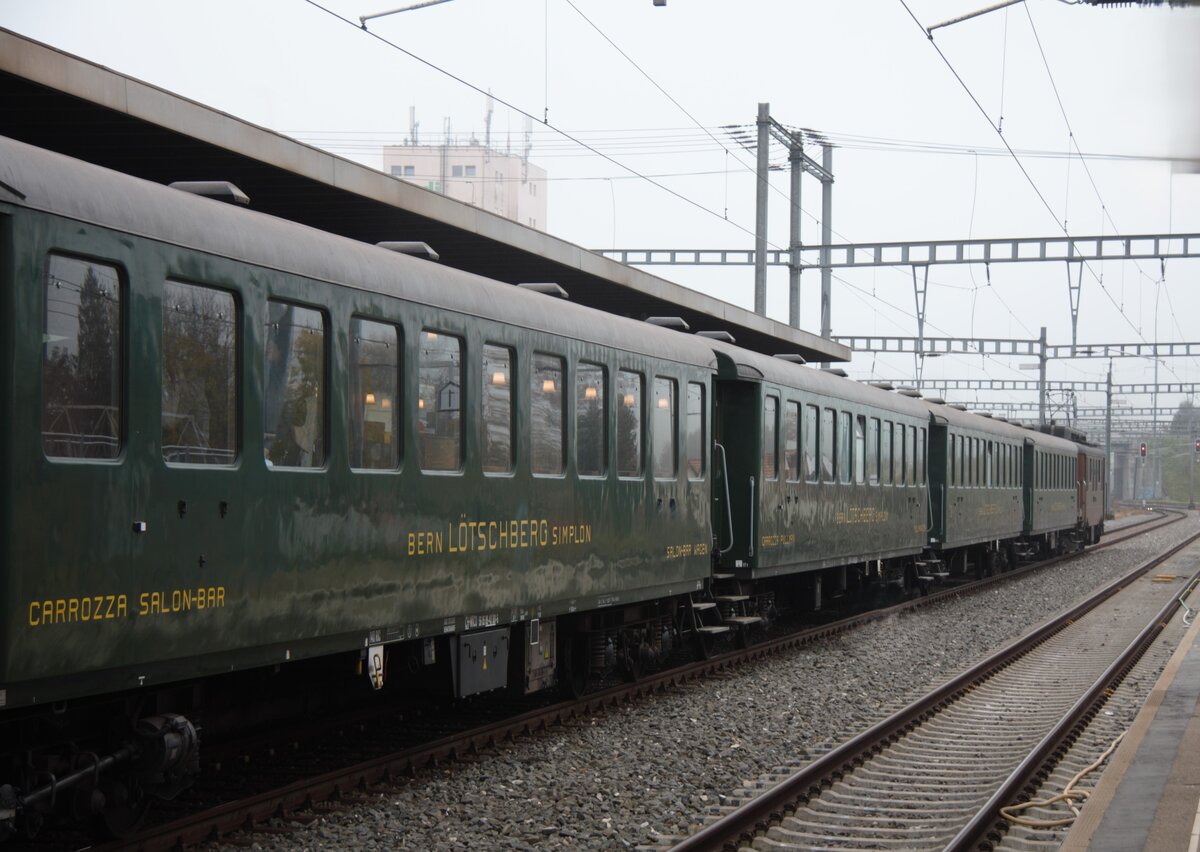 Der Swiss Classic Train (schwere Stahlwagen) steht am 26.10.2024 mit der 141 568 ex SNCF und der Ae 4/4 251 der BLS als Angstlok in Romont. Der Zug hatte da Aufenthalt zum Wasserfassen.