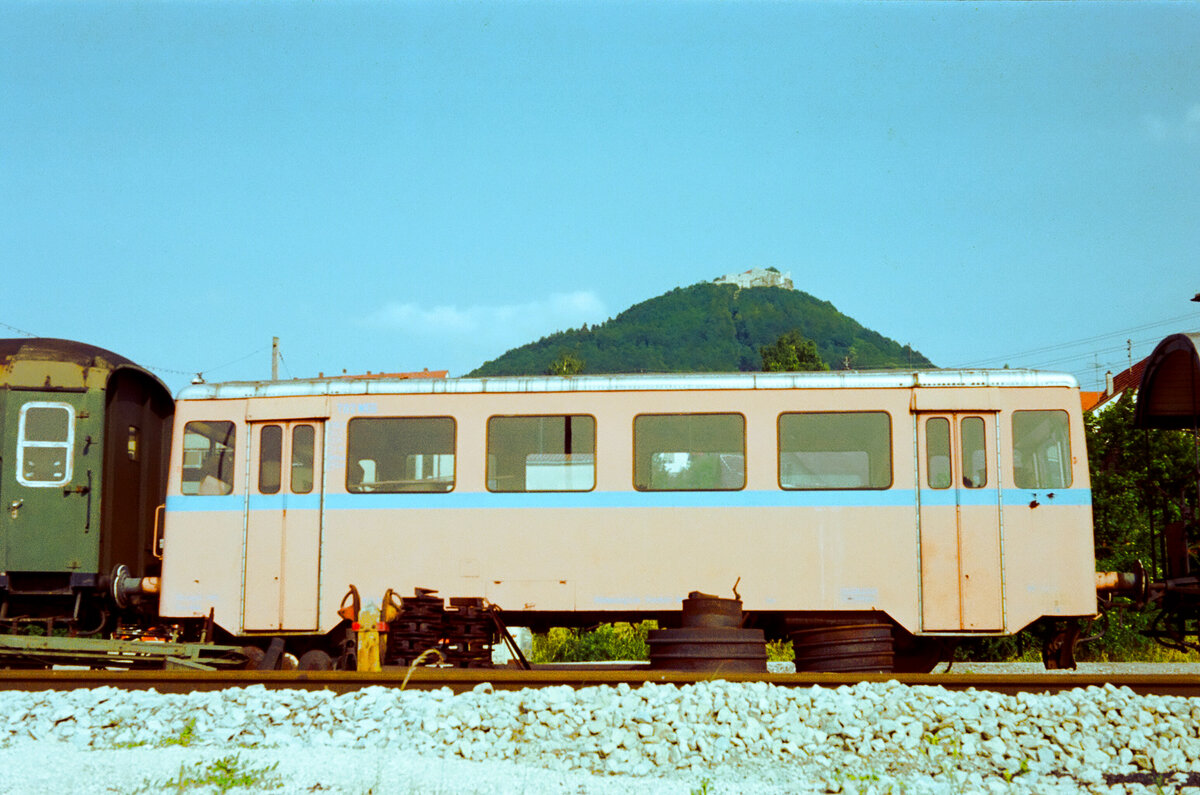 Der T 02 war vor dem Wagenschuppen der Tälesbahn (WEG) abgestellt worden und war dort schon 1983 ein Wrack.