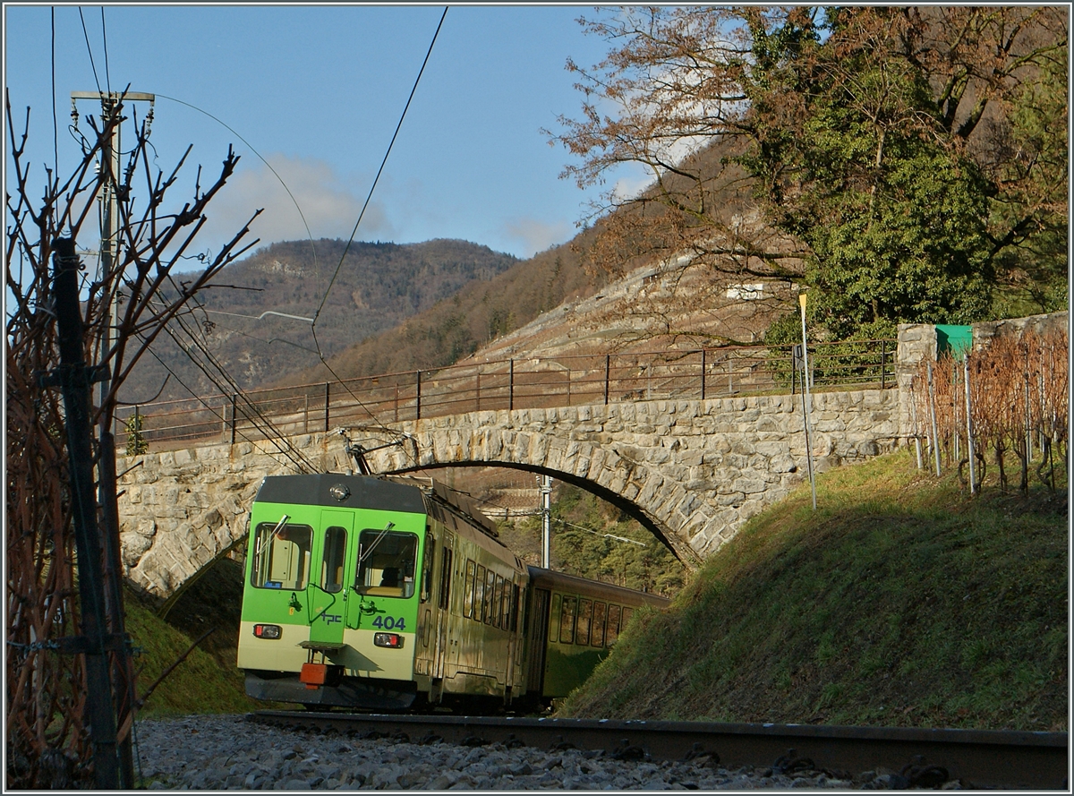 Der talwärts fahrende Regionalzug 441 konnte ich in den winterlichen Rebbergen oberhalb von Aigle bei dieser schönen Feldwegbrücke fotografieren.
5. Januar 2014