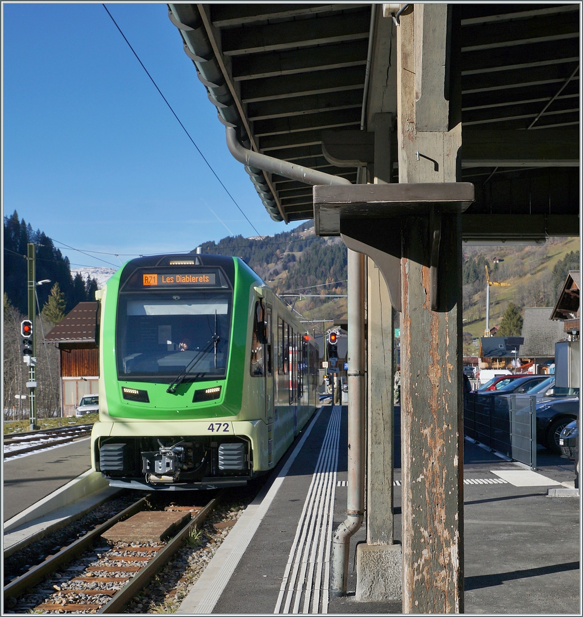 Der TPC ASD ABe 4/8 472 erreicht sein Ziel Les Diablerets, wo die alten Bahnsteig Posten, wohl noch aus der Eröffnungszeit der Bahn, einen herrlichen Kontrast zum modernen Zug bilden.

30. Nov. 2024