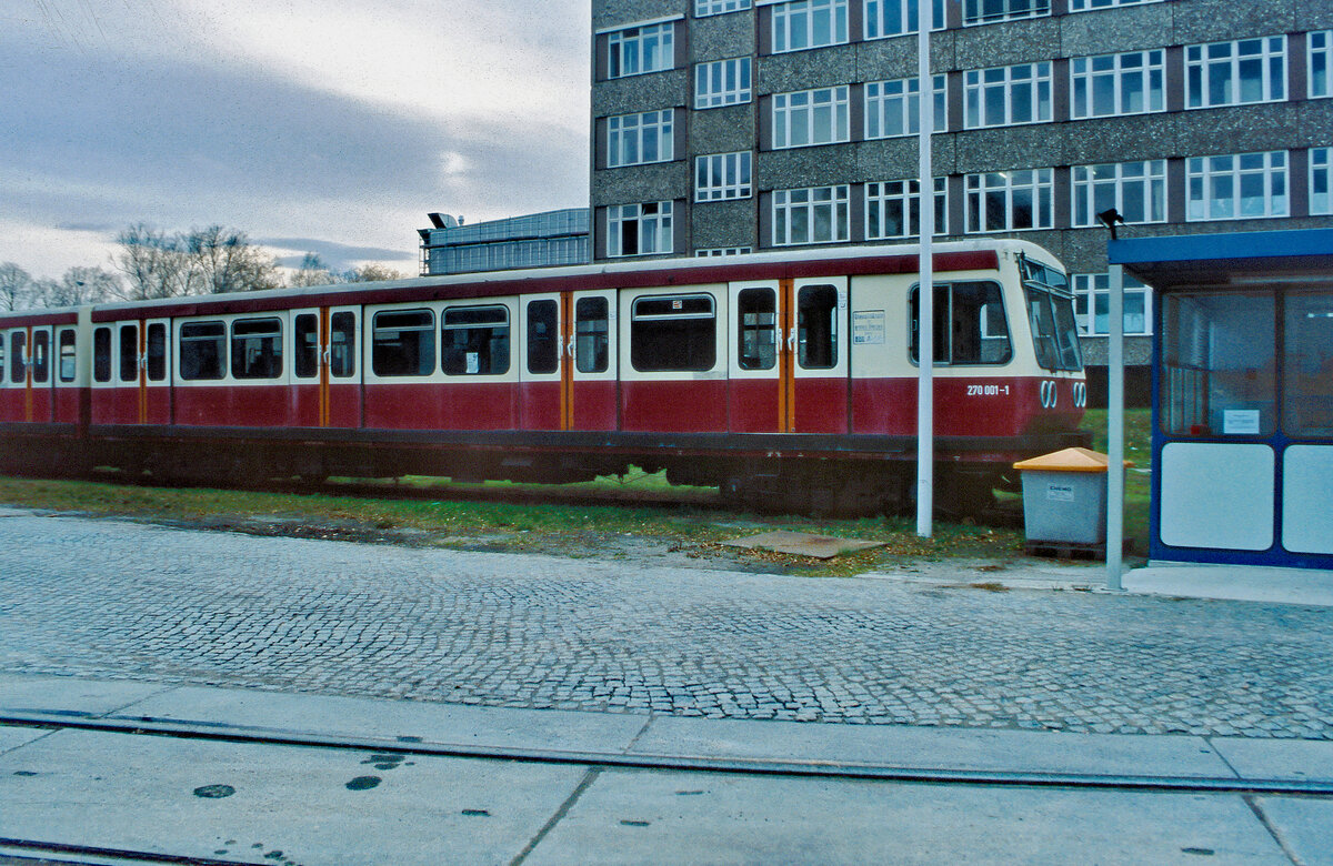 Der Triebkopf des S-Bahn-Prototyps von LEW als Ausstellungsobjekt (ET/EB) des Vereins Historische S-Bahn Berlin am 05.11.1998 auf dem Werksgelände von Adtranz (Bombardier) Hennigsdorf.