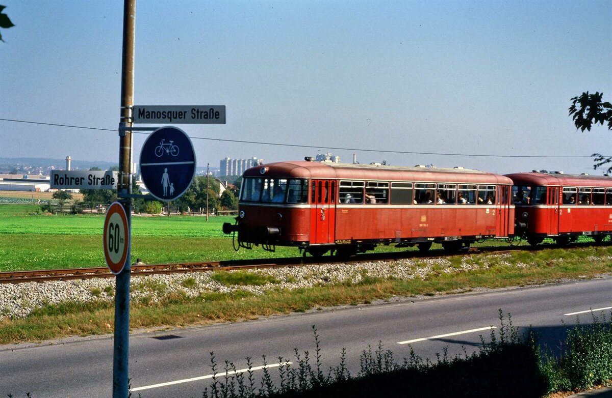 Der Uerdinger Schienenbuszug erreichte hier bei einer Sonderfahrt auf der DB-Bahnstrecke Stuttgart-Rohr - Filderstadt gerade den Ortsbeginn von Leinfelden.
Datum: 29.09.1985    